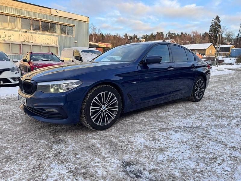 Blå Begagnad 2018 BMW 520 Sport Line Sedan | 199 900 kr (Marknadspris) - Bild 1/4
