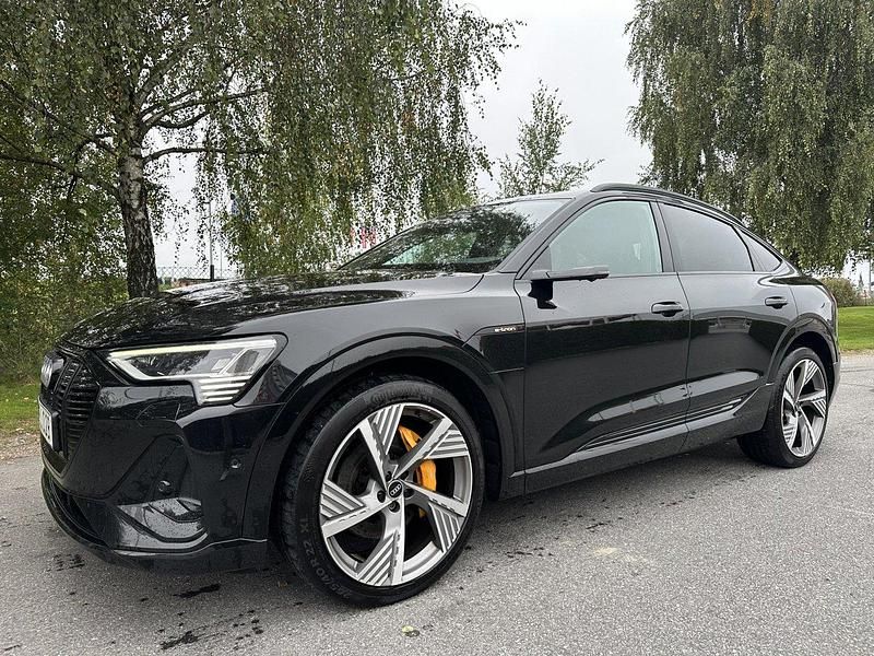 Svart Begagnad 2021 Audi e-tron S-Line SUV | 459 000 kr (Lite dyr) - Bild 1/4