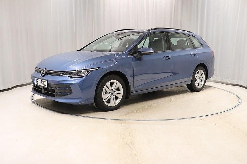 Blå Begagnad 2025 VW Golf VIII Kombi | 309 800 kr (Marknadspris) - Bild 1/4