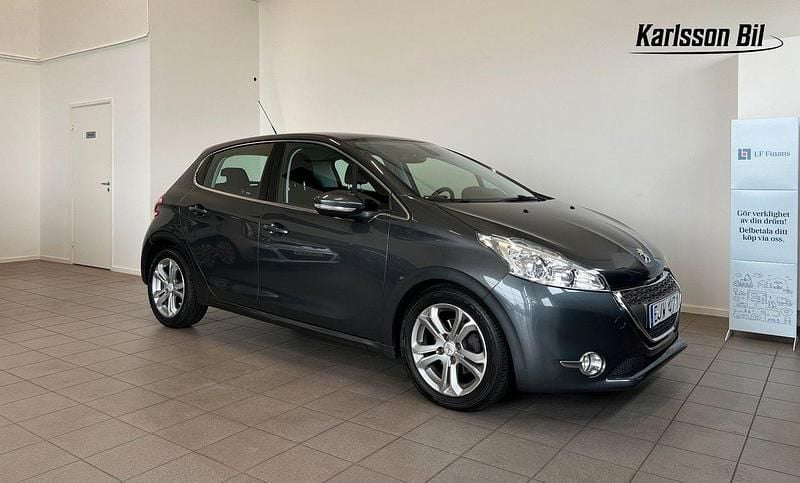 Mörkgrå (grå) Begagnad 2012 Peugeot 208 S Halvkombi | 89 900 kr (Marknadspris) - Bild 1/4