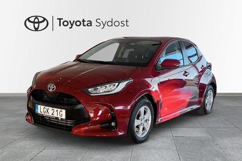 Röd Begagnad 2021 Toyota Yaris Hybrid Active Halvkombi | 199 000 kr (Marknadspris) - Bild 1/3
