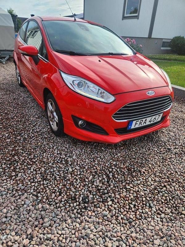 Röd Begagnad 2015 Ford Fiesta Titanium Halvkombi | 62 000 kr (Dyr) - Bild 1/4