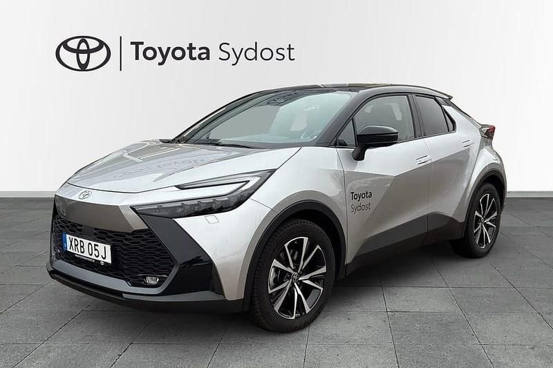 Silver Begagnad 2025 Toyota C-HR SUV | 409 000 kr (Bra pris) - Bild 1/4