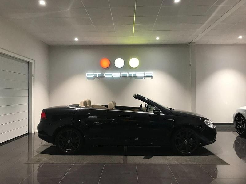 Svart Begagnad 2009 VW Eos Cab | 99 900 kr - Bild 1/4