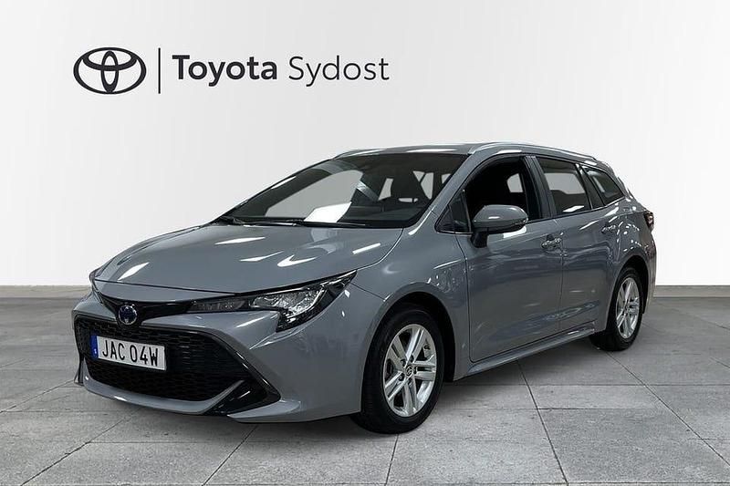 Grå Begagnad 2022 Toyota Corolla Active Kombi | 255 000 kr (Marknadspris) - Bild 1/3