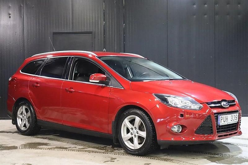 Begagnad Ford Focus 150 HK (110 kW) 2012 Röd metallic Kombi