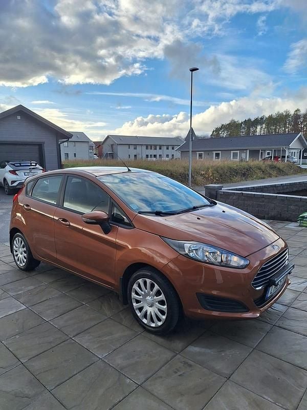 Brun Begagnad 2014 Ford Fiesta Trend Halvkombi | 47 500 kr (Bra pris) - Bild 1/4