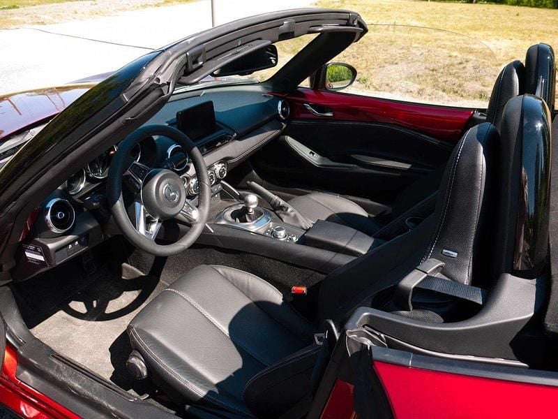 Röd Begagnad 2020 Mazda MX5 Cab | 320 000 kr (Marknadspris) - Bild 1/4