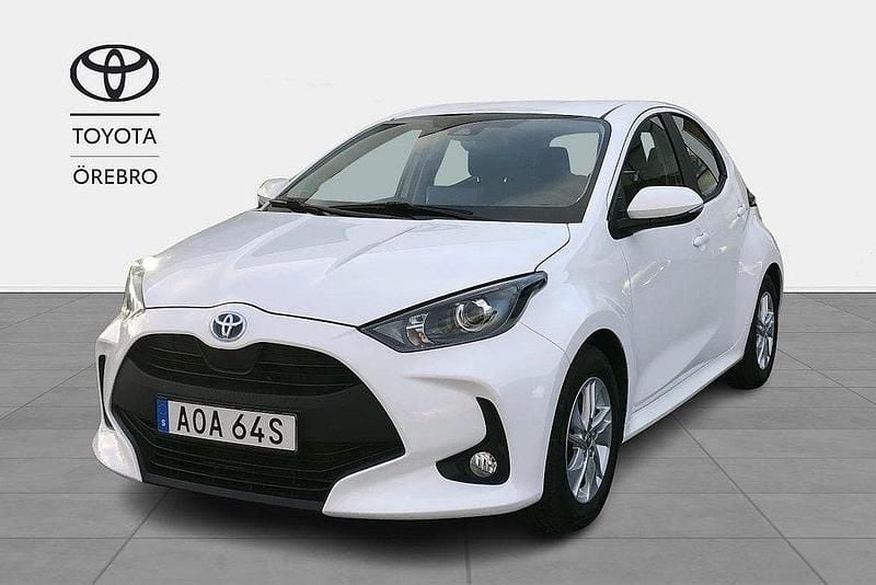 Vit Begagnad 2023 Toyota Yaris Hybrid Active Halvkombi | 242 900 kr (Marknadspris) - Bild 1/4