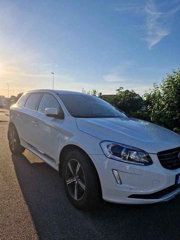 Vit Begagnad 2016 Volvo XC60 SUV | 184 000 kr (Marknadspris) - Bild 1/4