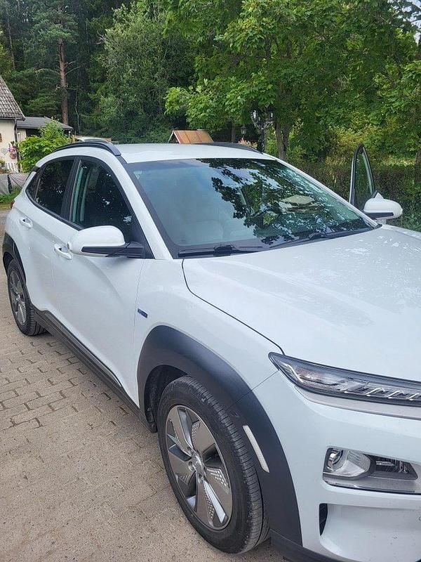 Vit Begagnad 2020 Hyundai Kona Premium SUV | 179 900 kr (Bra pris) - Bild 1/4