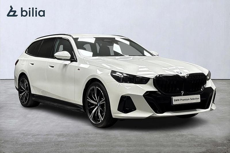 Vit Begagnad 2025 BMW 530e M Sport Kombi | 679 000 kr (Marknadspris) - Bild 1/4