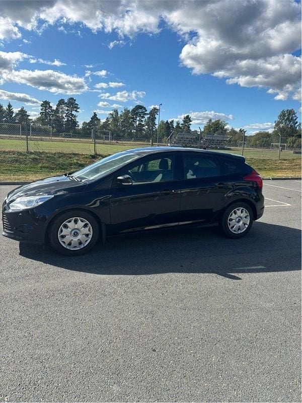 Svart Begagnad 2014 Ford Focus Halvkombi | 41 000 kr (Bra pris) - Bild 1/4