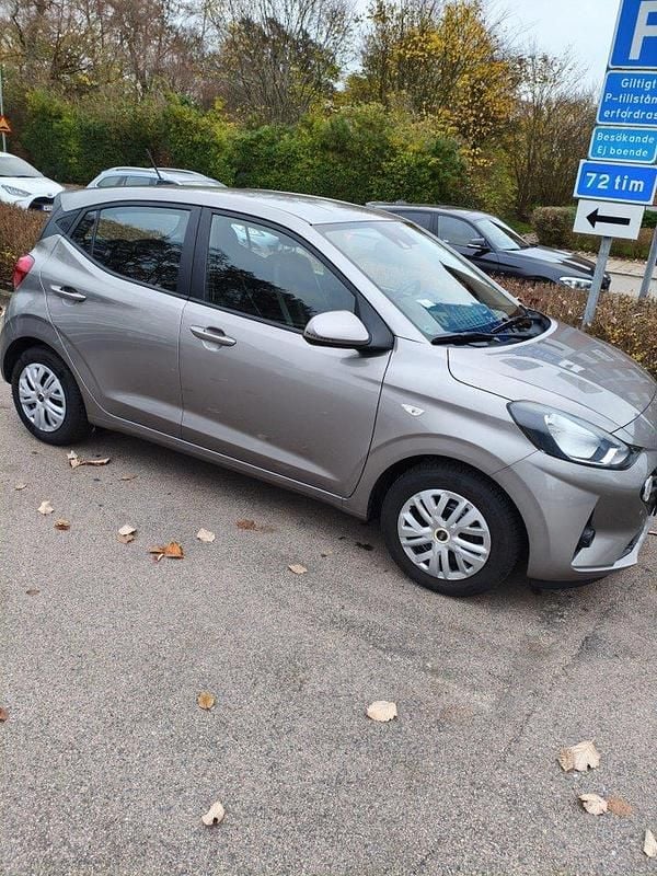 Grå Begagnad 2020 Hyundai i10 Halvkombi | 99 000 kr (Superpris) - Bild 1/4