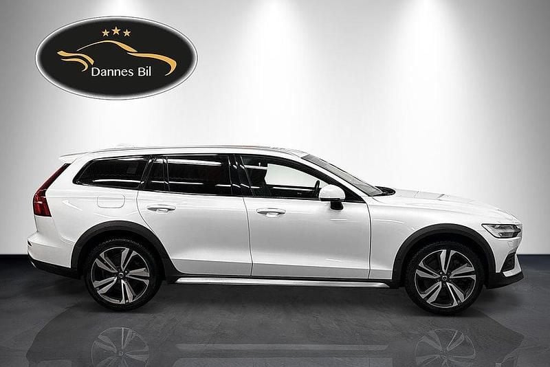 Vit Begagnad 2019 Volvo V60 CC Momentum Kombi | 299 999 kr (Marknadspris) - Bild 1/4