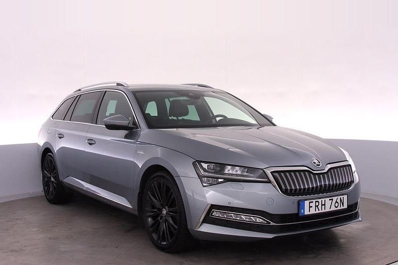 Grå Begagnad 2019 Skoda Superb LAURIN & KLEMENT Kombi | 239 000 kr (Lite dyr) - Bild 1/4