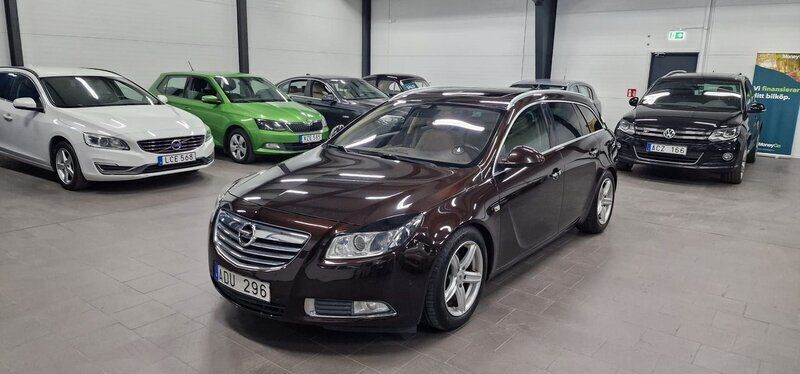 Mörkbrun (brun) Begagnad 2011 Opel Insignia Kombi | 79 900 kr (Dyr) - Bild 1/4