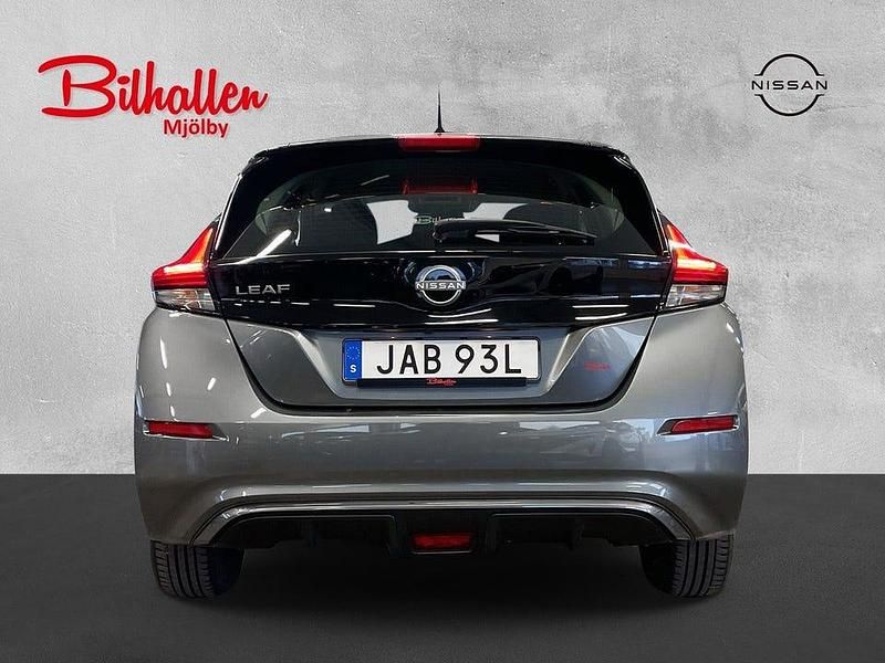 Begagnad Nissan Leaf Acenta 110 kW (150 HK) 2022 Grå Halvkombi