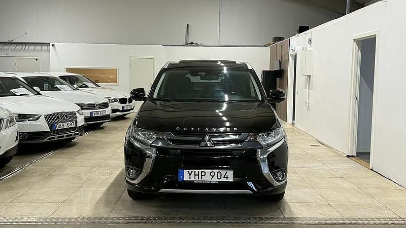 Begagnad Mitsubishi Outlander P-HEV 121 HK (88 kW) 2016 Svart SUV