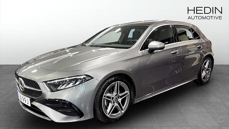 Grå Begagnad 2025 Mercedes A200 | 369 900 kr - Bild 1/4