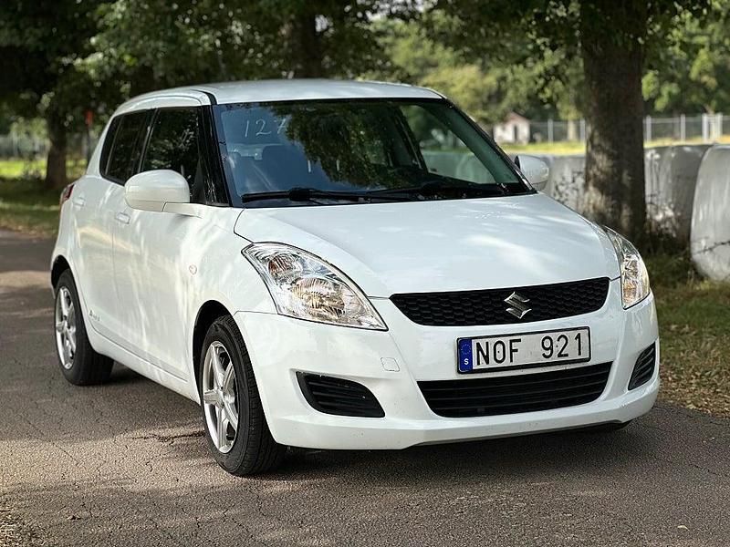Vit Begagnad 2012 Suzuki Swift Halvkombi | 39 999 kr (Marknadspris) - Bild 1/4