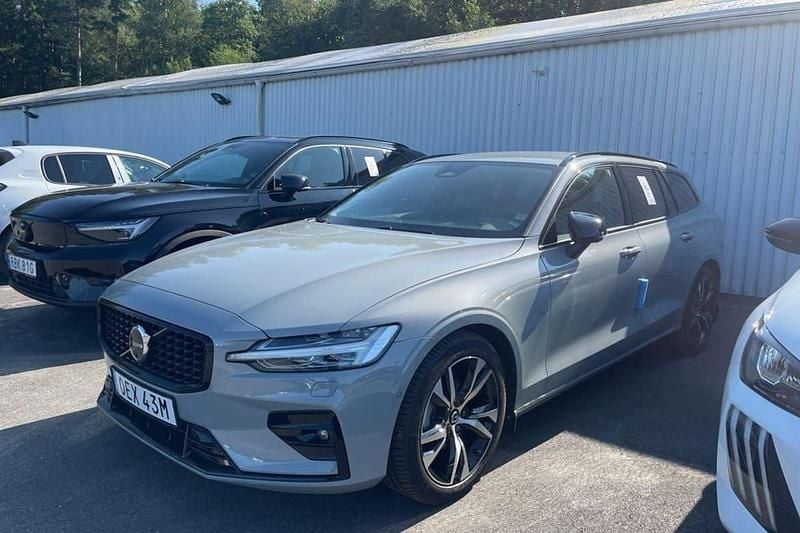 Grå Begagnad 2024 Volvo V60 Plus Kombi | 384 800 kr (Bra pris) - Bild 1/4