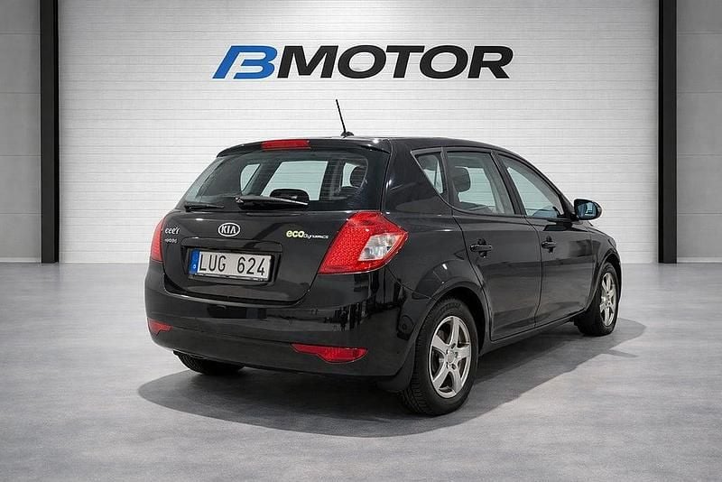 Begagnad Kia Ceed 128 HK (94 kW) 2011 Svart Halvkombi