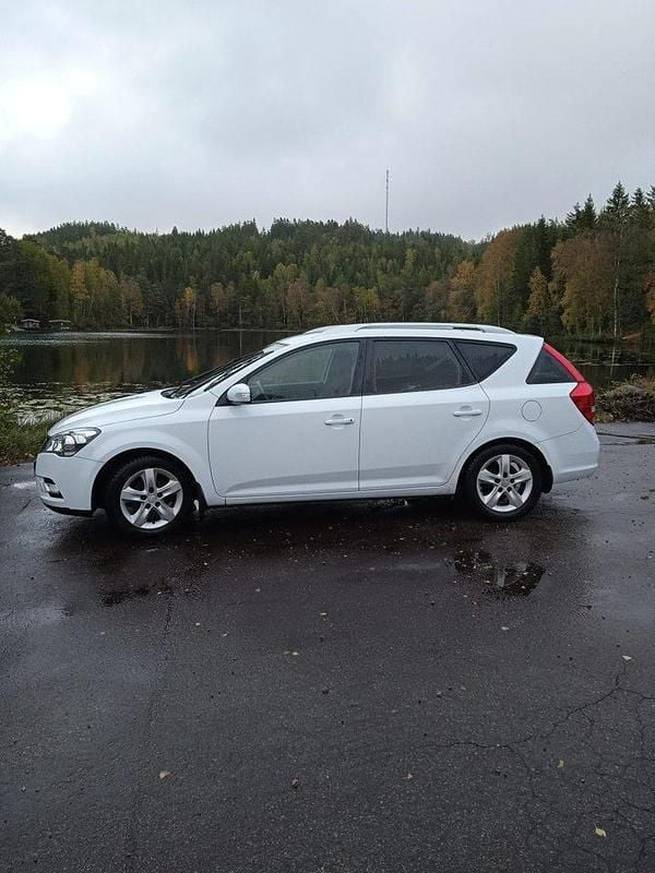 Vit Begagnad 2010 Kia Ceed Sportswagon 4 Kombi | 50 000 kr (Marknadspris) - Bild 1/4
