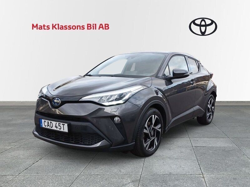 Grey metallic (1g3) Begagnad 2022 Toyota C-HR Edition SUV | 289 000 kr (Marknadspris) - Bild 1/4