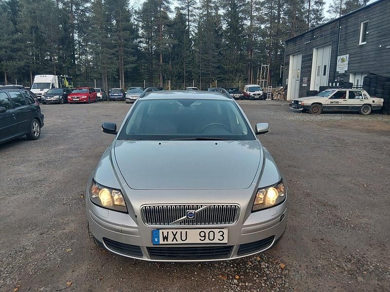 Ljusgrå Begagnad 2005 Volvo V50 Kombi | 32 900 kr (Marknadspris) - Bild 1/4