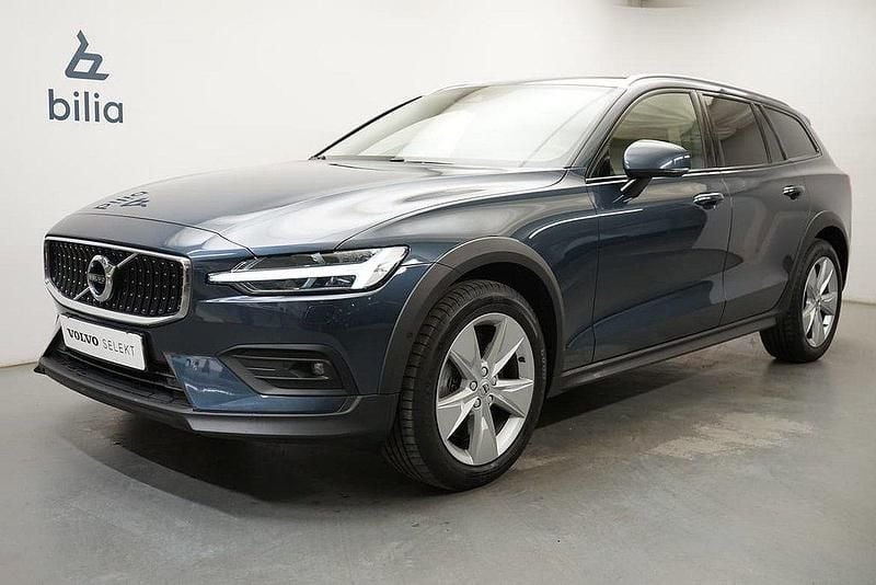 Mörkblå Begagnad 2020 Volvo V60 CC Kombi | 269 900 kr (Marknadspris) - Bild 1/3
