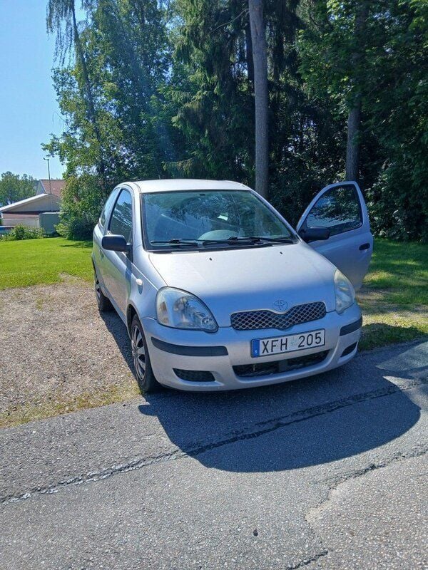 Silver Begagnad 2005 Toyota Yaris Halvkombi | 16 500 kr (Superpris) - Bild 1/4