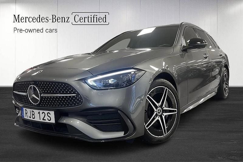 Grå Begagnad 2024 Mercedes C300e AMG Kombi | 509 000 kr (Marknadspris) - Bild 1/4