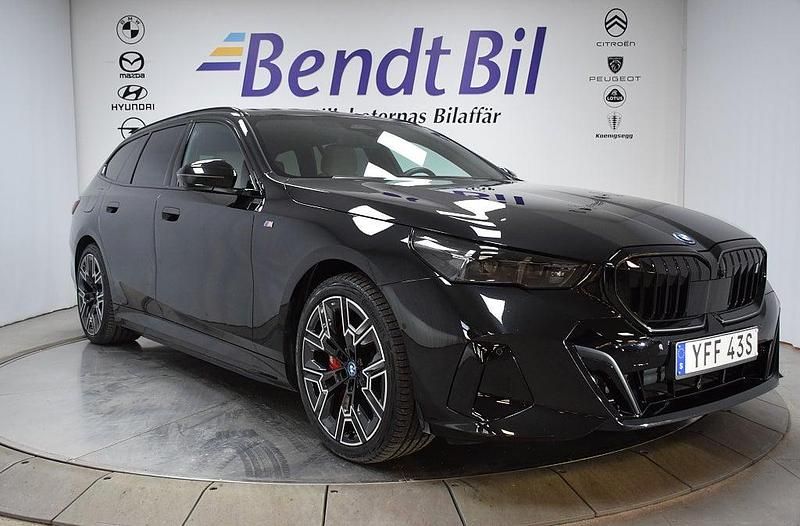 Black sapphire metallic Begagnad 2024 BMW i5 Comfort Edition Sedan | 744 500 kr (Superpris) - Bild 1/3