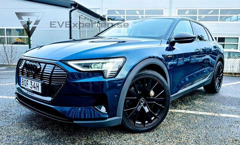Blå Begagnad 2019 Audi e-tron Design SUV | 347 000 kr (Superpris) - Bild 1/4