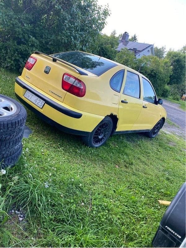 Gul Begagnad 2001 Seat Cordoba Sedan | 6 000 kr - Bild 1/3