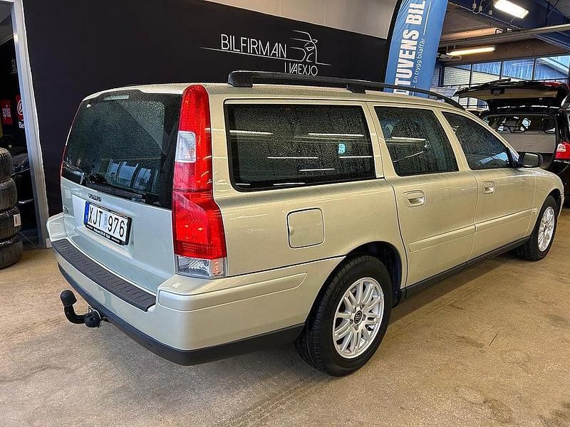 Begagnad Volvo V70 170 HK (125 kW) 2005 Ljusbrun Kombi