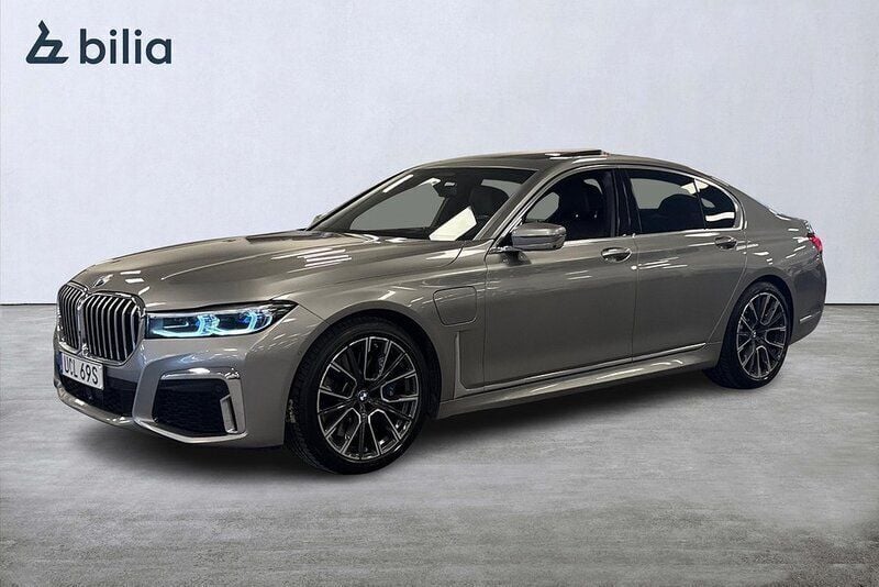 Grå Begagnad 2019 BMW 745e M Sport Sedan | 539 000 kr - Bild 1/4