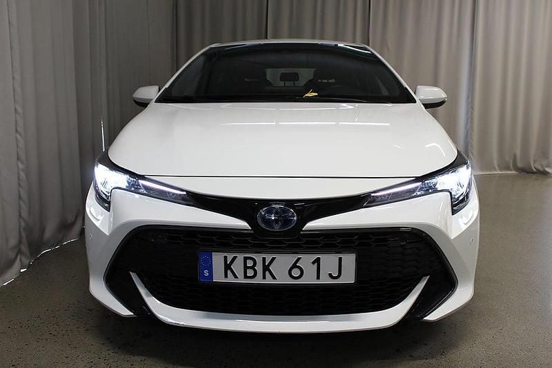 Begagnad Toyota Corolla Hybrid Active 123 HK (90 kW) 2019 Vit Halvkombi