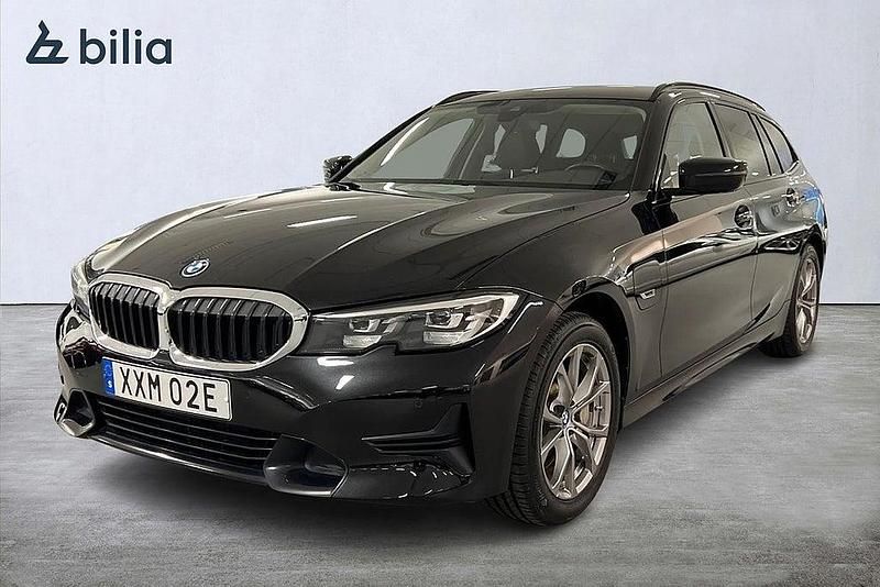 Svart Begagnad 2022 BMW 330e Sport Line Kombi | 259 900 kr (Superpris) - Bild 1/4