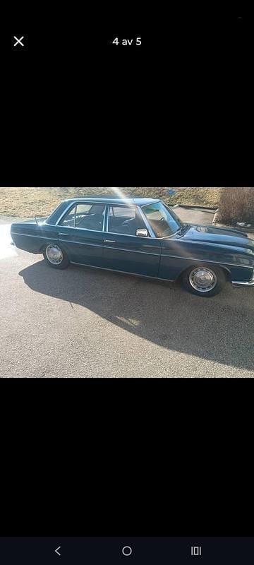 Begagnad Mercedes W114 150 HK (110 kW) 1974 Mörkblå