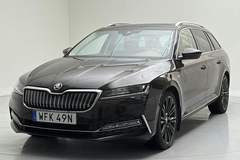 Brun Begagnad 2020 Skoda Superb Business Line Kombi | 229 000 kr (Marknadspris) - Bild 1/4