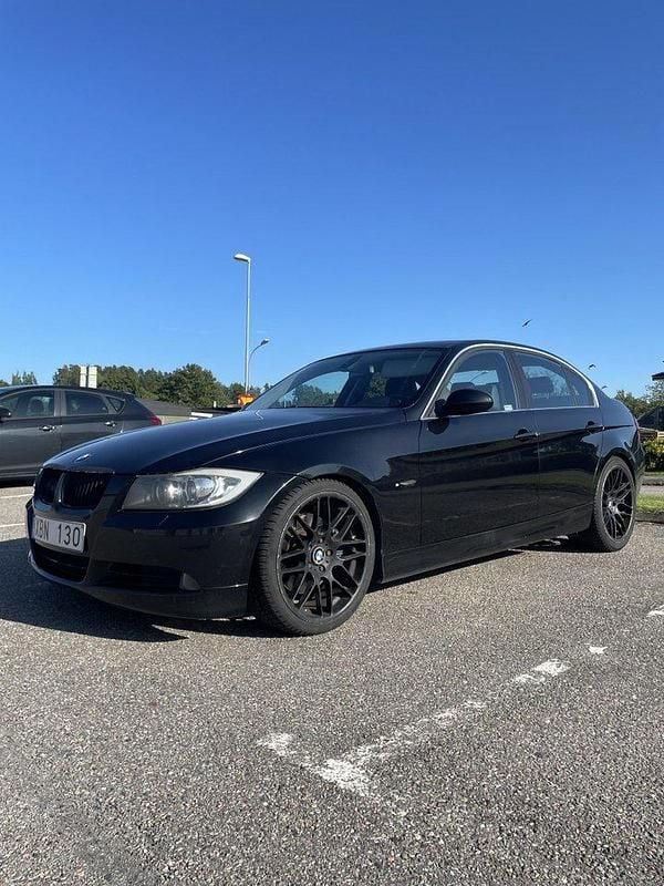 Svart Begagnad 2006 BMW 330 Comfort Edition Sedan | 69 000 kr (Marknadspris) - Bild 1/4