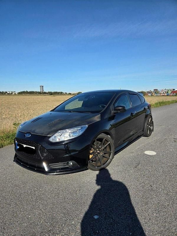 Svart Begagnad 2013 Ford Focus ST Halvkombi | 165 000 kr - Bild 1/4