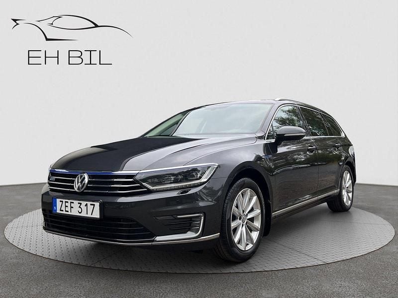 Mörkgrå (grå) Begagnad 2018 VW Passat GTE Kombi | 194 900 kr (Marknadspris) - Bild 1/4