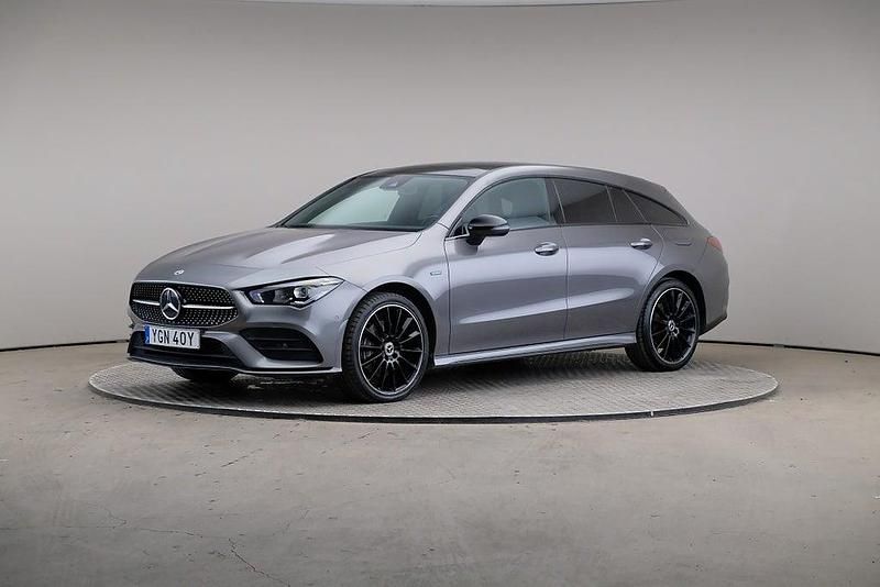 Mörkgrå Begagnad 2021 Mercedes CLA250e Shooting Brake AMG Line Premium Kombi | 315 000 kr (Marknadspris) - Bild 1/4