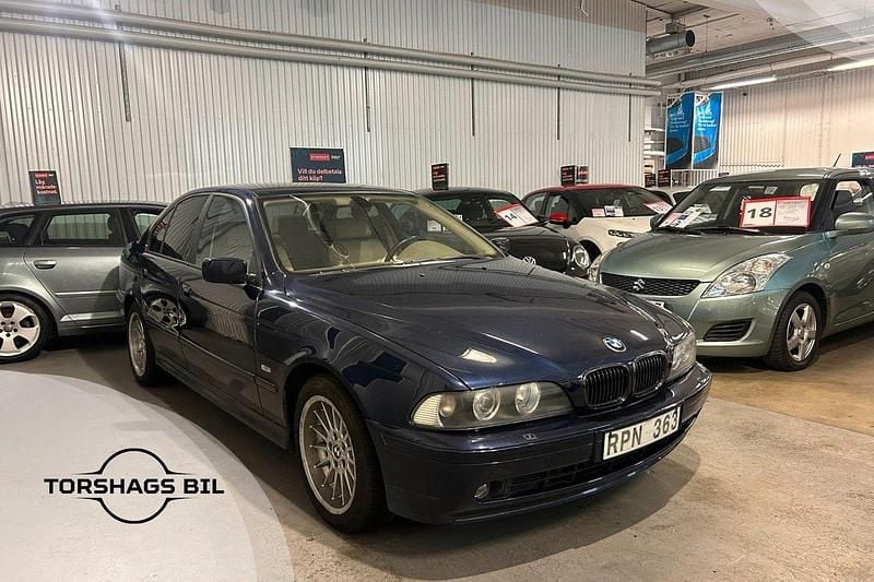 Mörkblå (blå) Begagnad 2000 BMW 540 Sedan | 69 900 kr - Bild 1/3