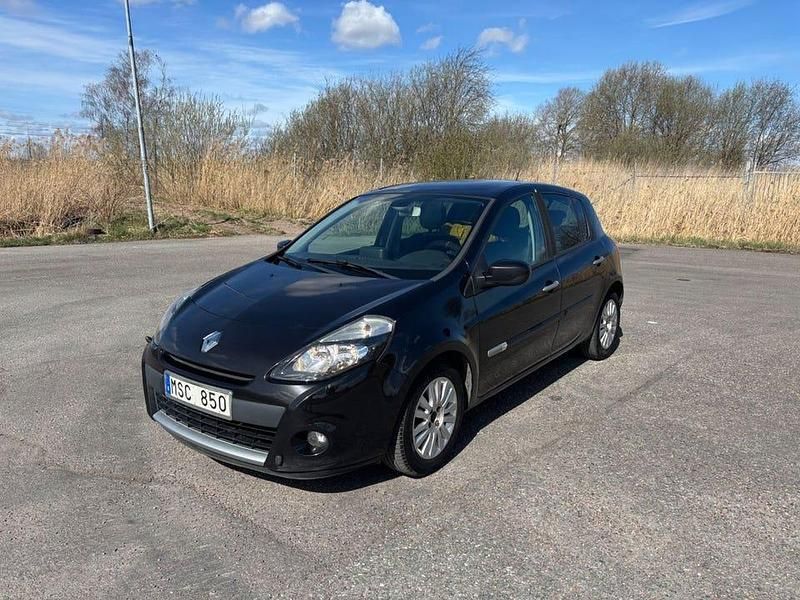 Svart Begagnad 2012 Renault Clio IV Halvkombi | 39 900 kr (Bra pris) - Bild 1/4
