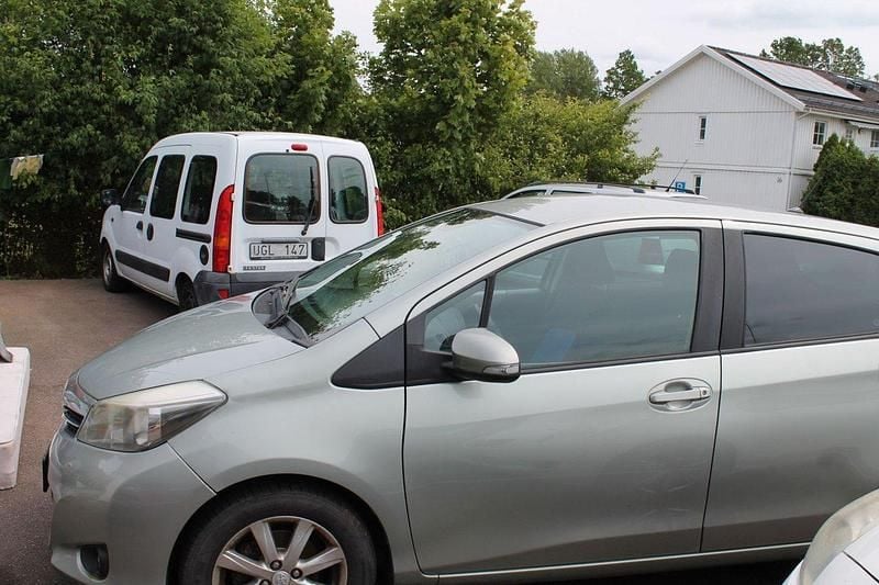 Ljusgrå (grå) Begagnad 2012 Toyota Yaris Active Halvkombi | 39 900 kr (Bra pris) - Bild 1/4