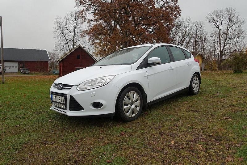 Vit Begagnad 2012 Ford Focus Trend Halvkombi | 79 000 kr (Dyr) - Bild 1/4